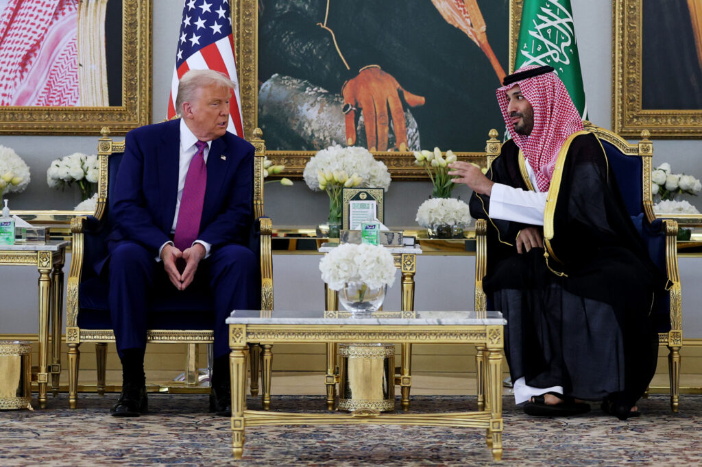 トランプ大統領　中東歴訪で巨額経済協定を締結　米国リーダー復権を演出